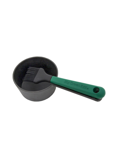 Cast iron sauce pot with basting brush -kastikepata ja silkoniharja